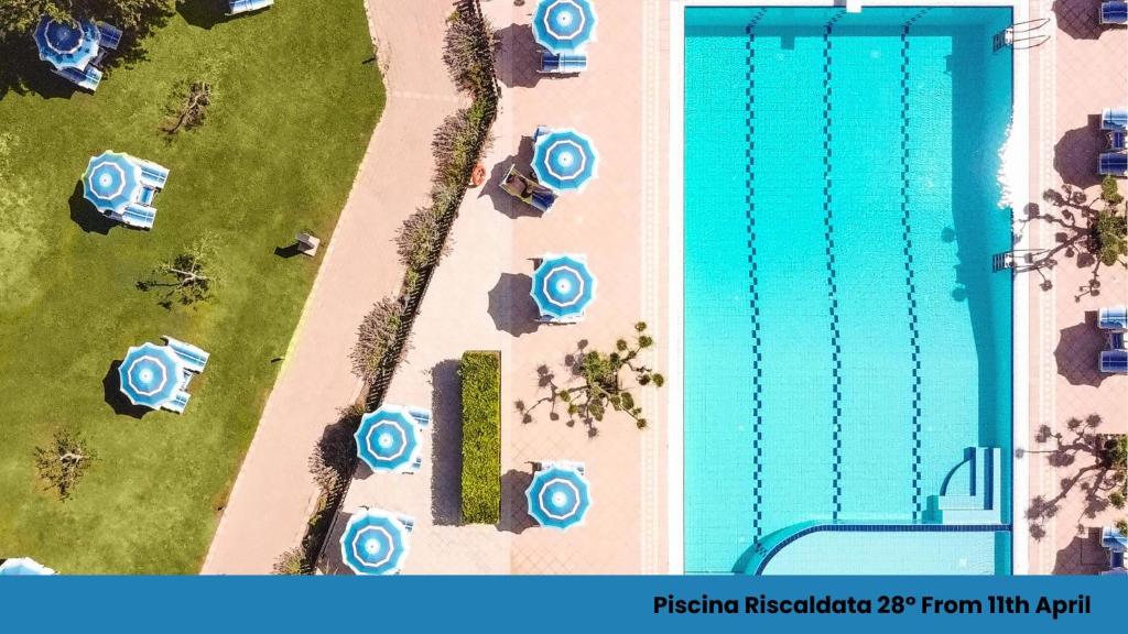 una vista aérea de 2 piscinas en un complejo en Antico Podere San Francesco, en Vada