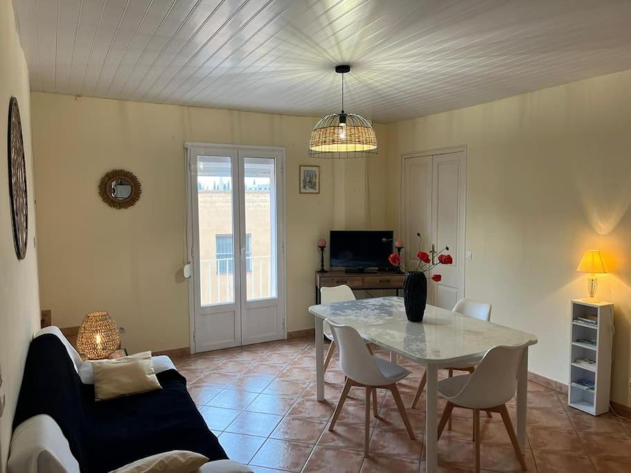 a living room with a table and a couch at Casa Bretalunya in Benissanet