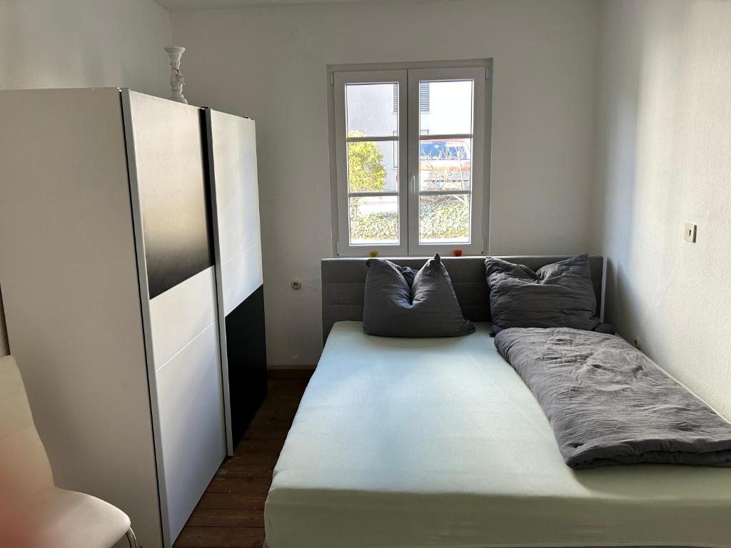 ein großes Sofa in einem Zimmer mit Fenster in der Unterkunft Ferienwohnungen Jakobsberg in Bamberg
