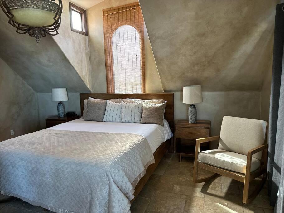 Кровать или кровати в номере Penthouse Ocean Front Villa
