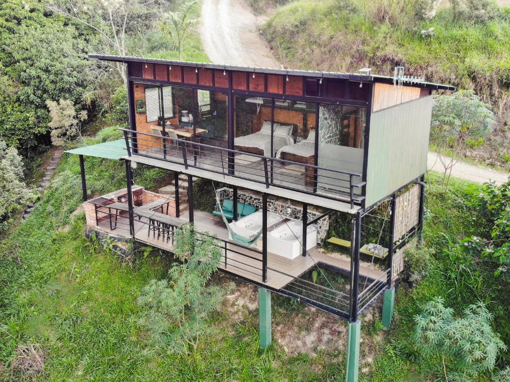 een uitzicht over een huis op een heuvel bij Magma "Eco Hotel Cabañas" in La Vega