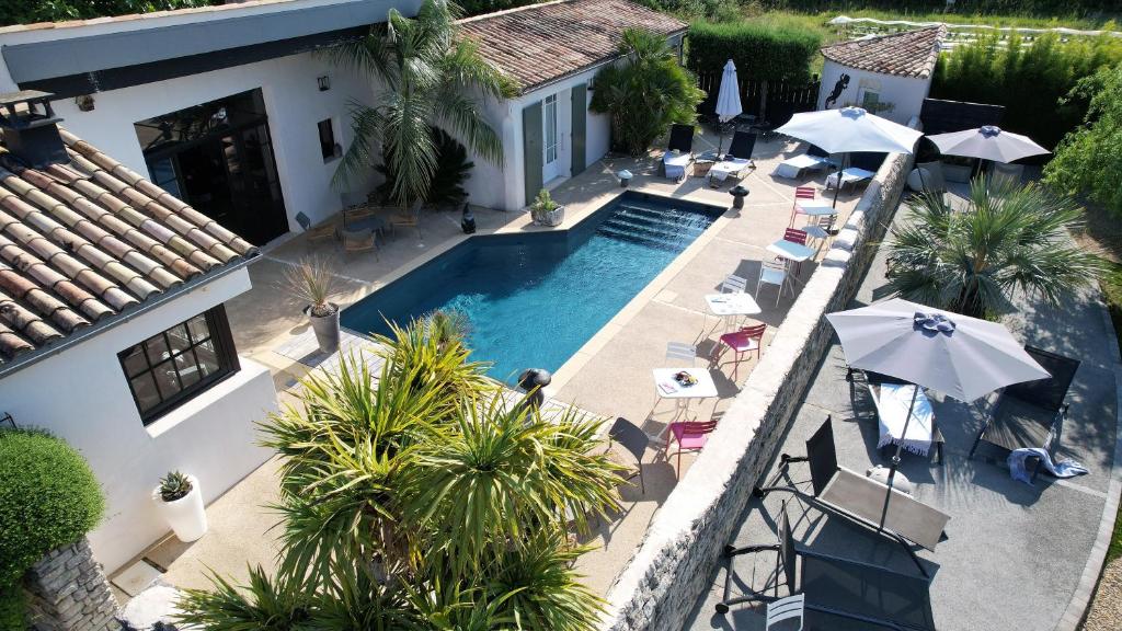 an overhead view of a swimming pool with chairs and umbrellas at L'Ile sous le Vent in Sainte-Marie-de-Ré