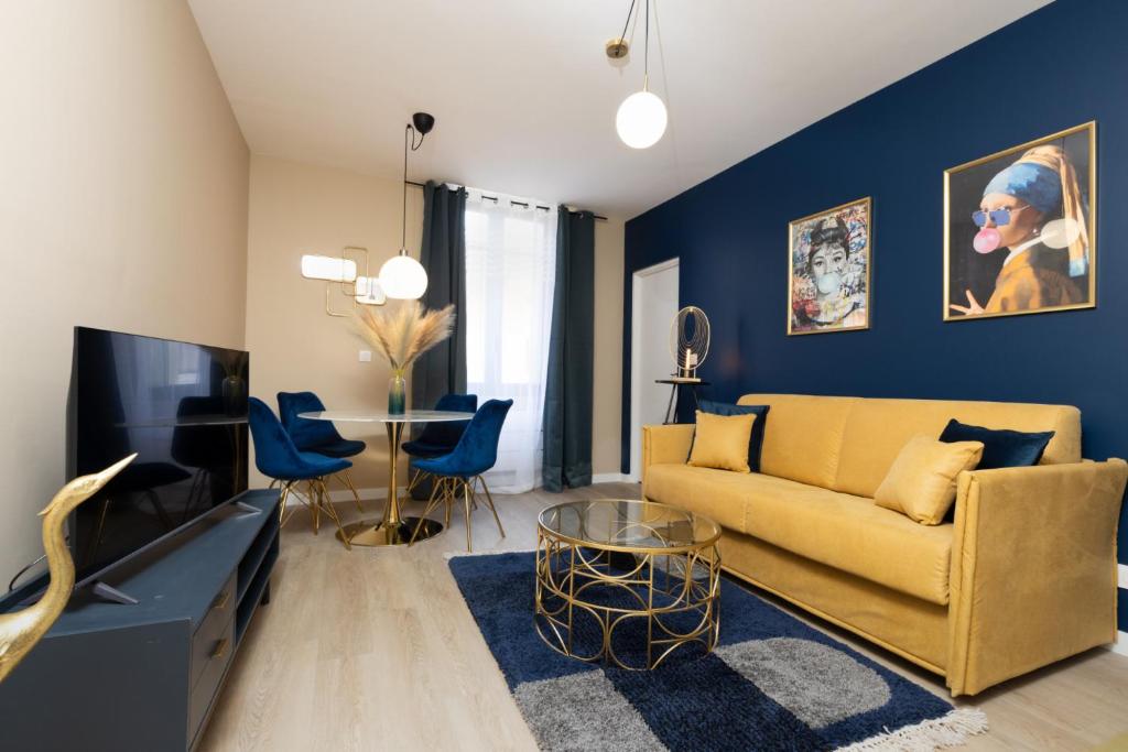 un salon avec un canapé et une table dans l'établissement Lueur des Années Dorées, à Carcassonne