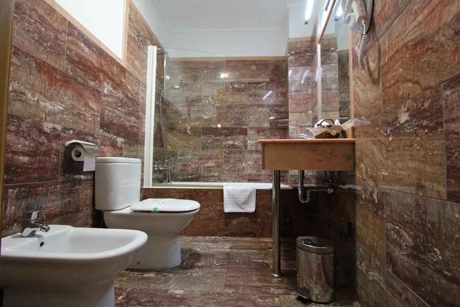 un baño con inodoro y lavabo en La Galerica, en Puerto de Mazarrón