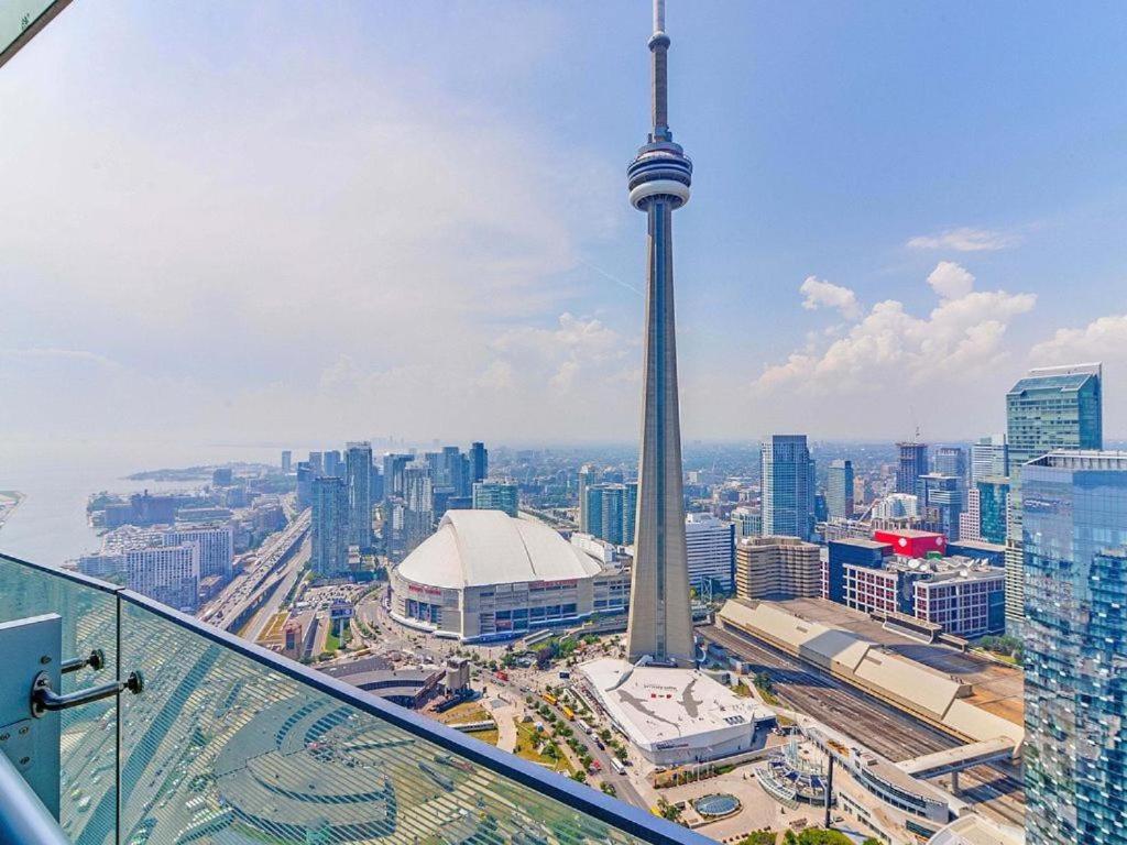 een uitzicht op de cn toren vanaf de top van een gebouw bij Presidential 2+1BR Condo, Entertainment District (Downtown) w/ CN Tower View, Balcony, Pool & Hot Tub in Toronto