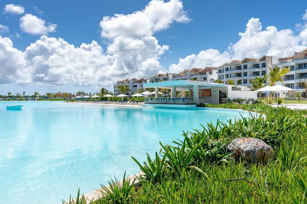 uma imagem de uma piscina num resort em Paraíso Privado en Punta Cana em Punta Cana