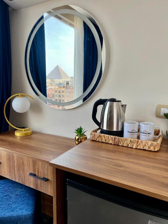 Příslušenství pro přípravu čaje a kávy v ubytování Pharaonic Pyramids Inn & jacuzzi