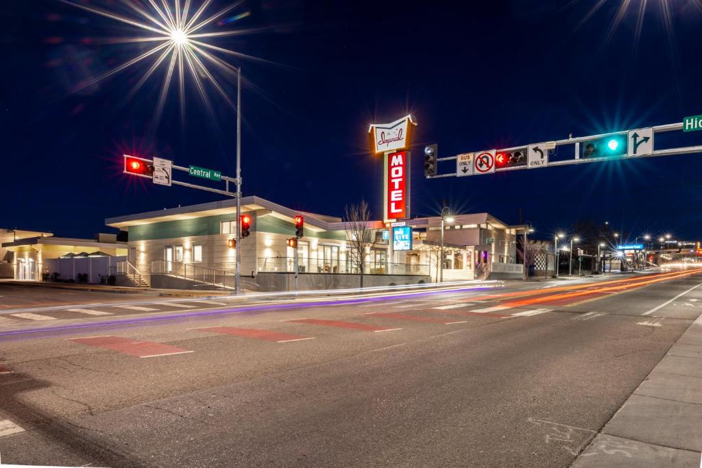 eine leere Straße in der Nacht mit einer Tankstelle in der Unterkunft The Imperial in Albuquerque