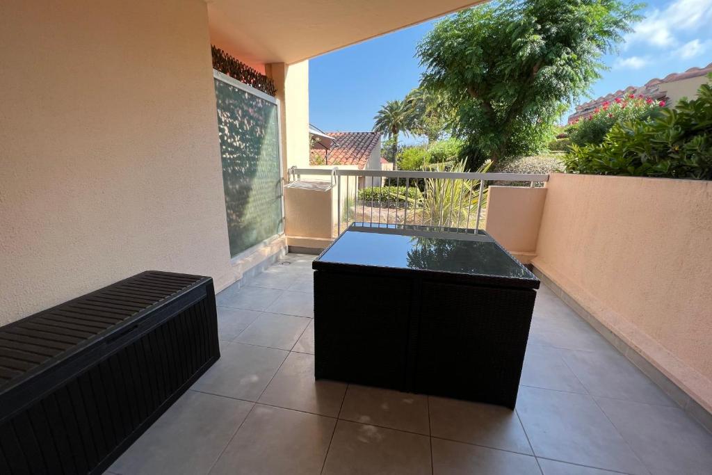 d'un balcon avec une table noire et un banc. dans l'établissement Antibes - 4 People - Swimming pool Tennis Park Parking, à Antibes