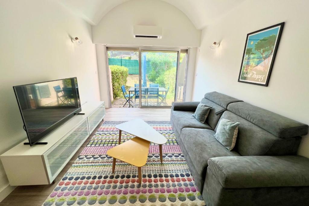 un salon avec un canapé et une télévision à écran plat dans l'établissement Antibes - 4 People - Swimming pool Tennis Garage, à Antibes