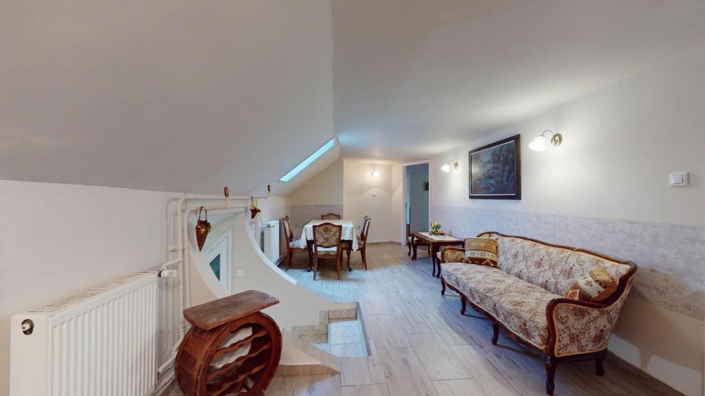 salon z kanapą i stołem w obiekcie Herczeg Apartment w Miskolc-Tapolca