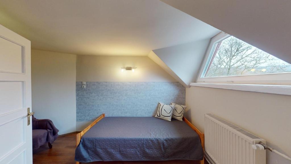 Łóżko lub łóżka w pokoju w obiekcie Herczeg Apartment
