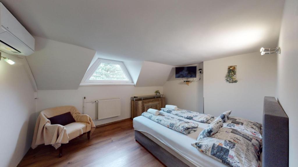 Łóżko lub łóżka w pokoju w obiekcie Herczeg Apartment