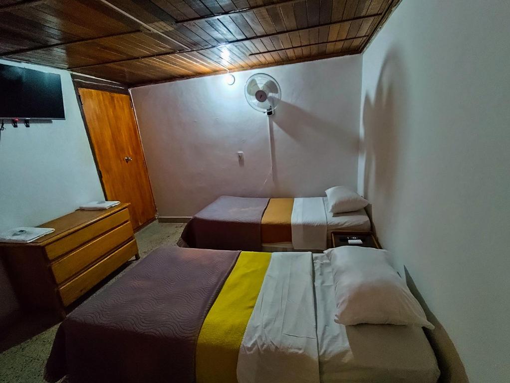 una camera con due letti e un comò e una camera con due letti di Construyendo Sueños JL a Medellín