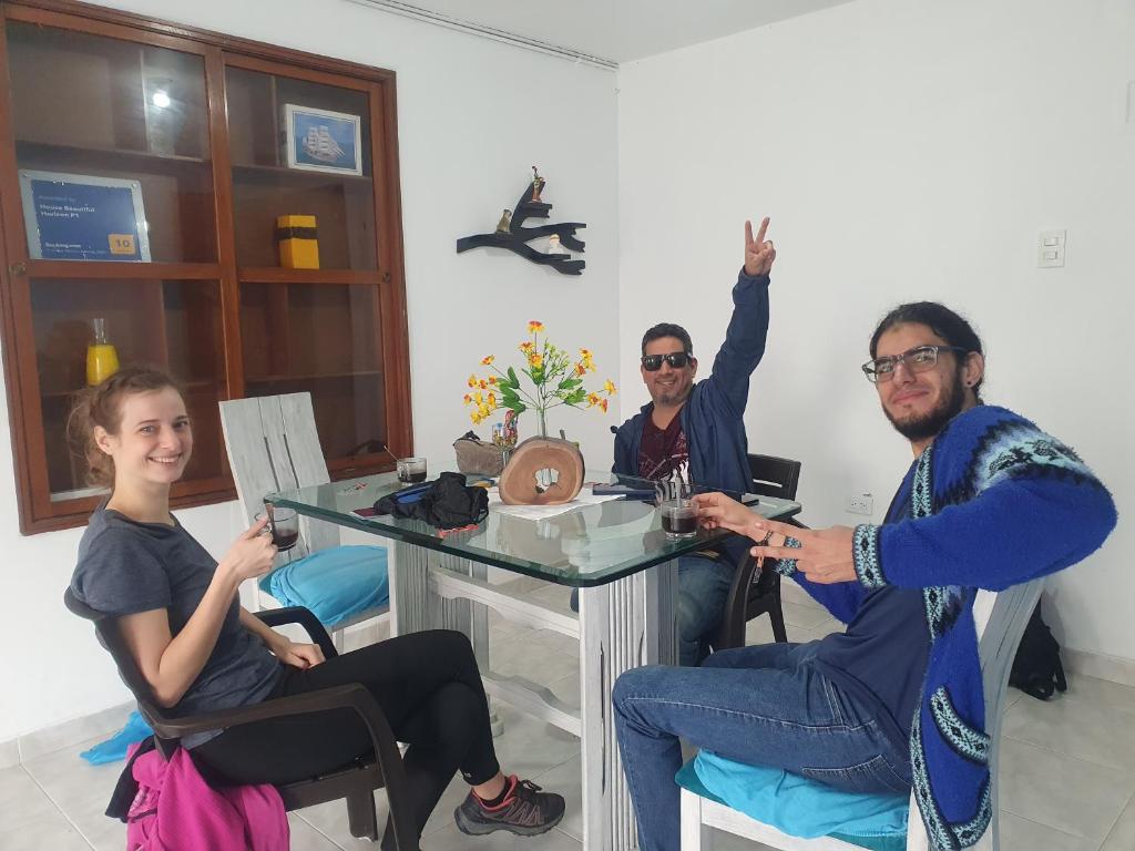 tres personas sentadas en una mesa con copas de vino en House Beautiful Horizon P1, en Bogotá