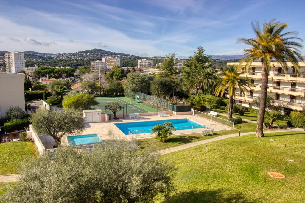 un appartement avec une piscine dans une ville dans l'établissement Antibes 4 people - Swimming pool and Tennis - Garage, à Antibes