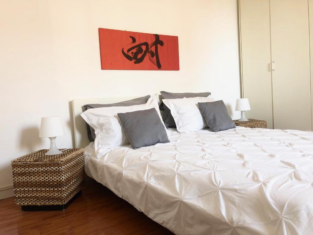 een slaapkamer met een groot wit bed met kussens bij Casa della salita in Rome