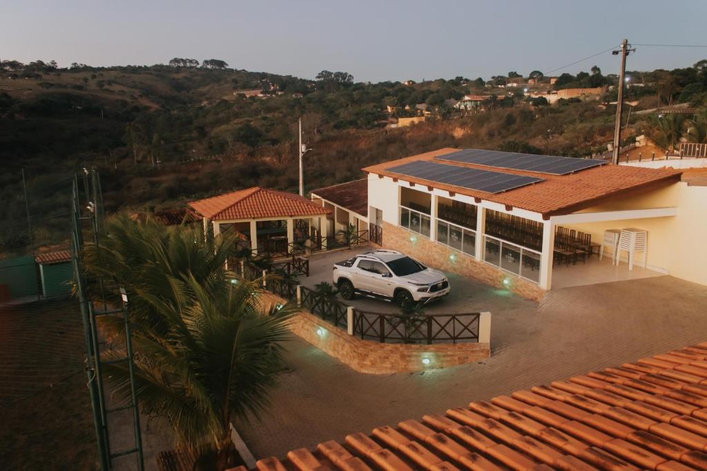 Cortume的住宿－Rancho do Sena Lazer e Eventos，停车场位于带太阳能电池板的房屋前