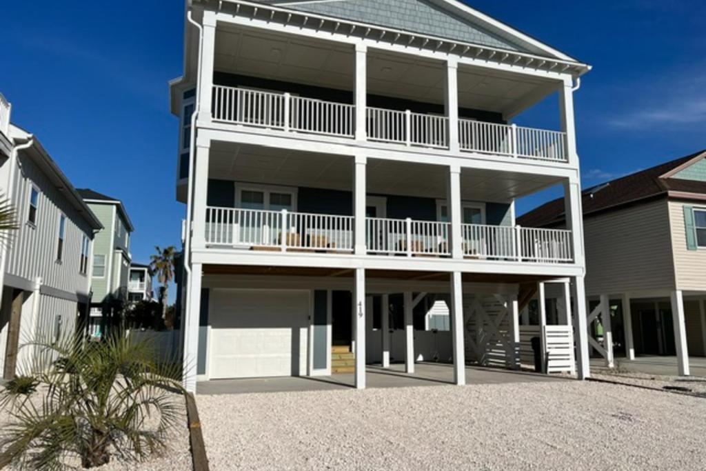 Gran edificio de apartamentos con balcón en Seabirds, en Sunset Beach