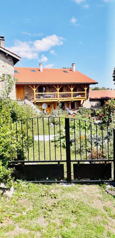 une maison avec une clôture devant dans l'établissement Le Montadou, à Coucouron