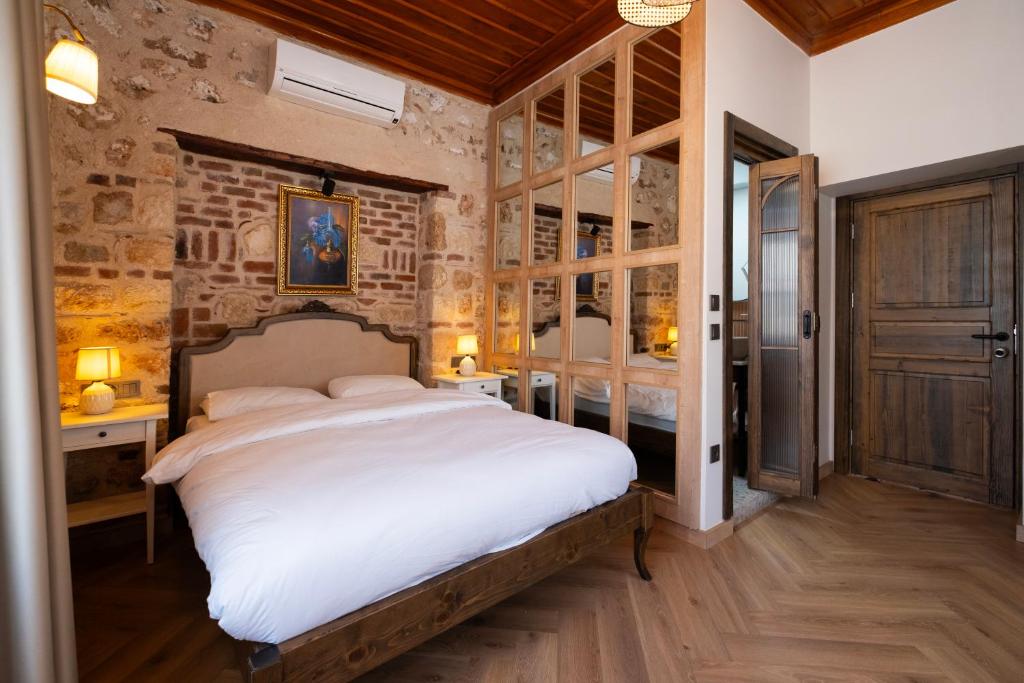 Кровать или кровати в номере Saye Konak Hotel ' Kaleiçi&Oldtown'