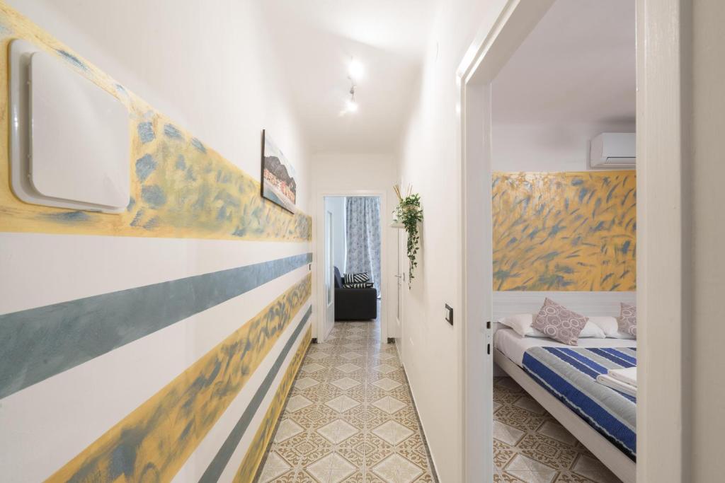 a small room with a bed and a hallway at Willy's apartment in Manarola