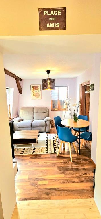 un salon avec une table et un canapé dans l'établissement La casa de Mao, proche d'Europa-park, Rulantica, à Benfeld