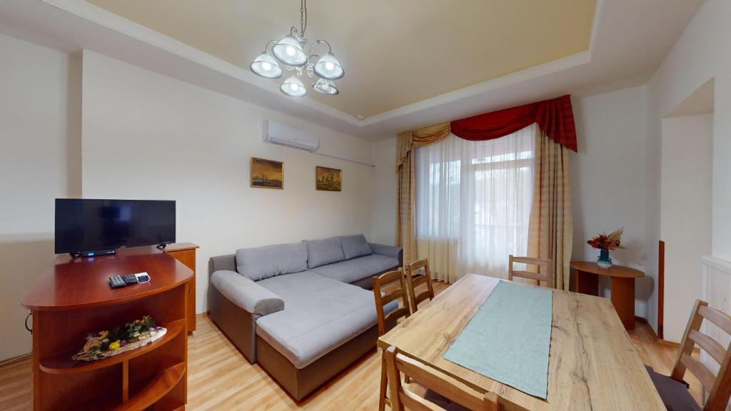 Telewizja i/lub zestaw kina domowego w obiekcie Herczeg Apartment