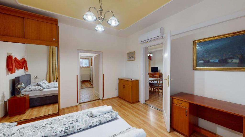 Łóżko lub łóżka w pokoju w obiekcie Herczeg Apartment