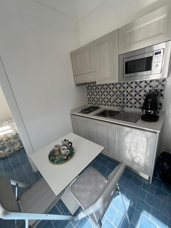 Kuchyň nebo kuchyňský kout v ubytování SUITE 21 ERCOLANO