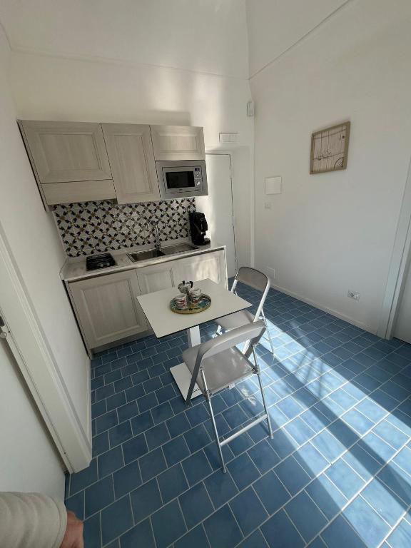 Kuchyň nebo kuchyňský kout v ubytování SUITE 21 ERCOLANO