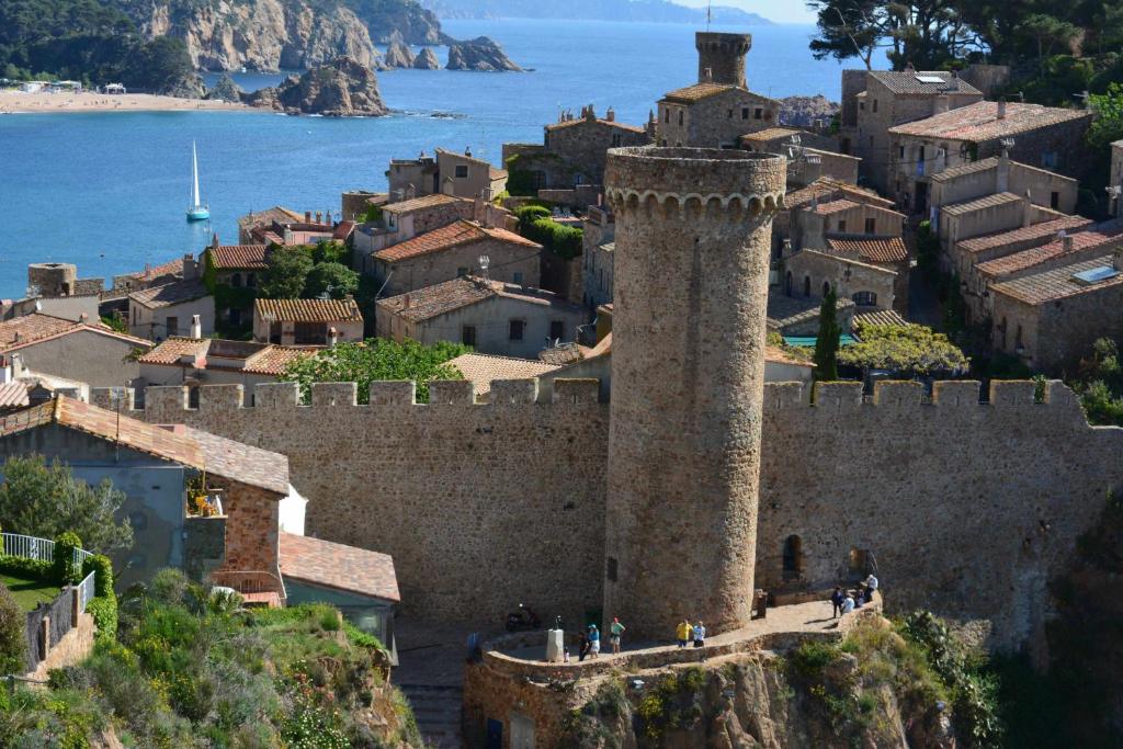 vista su una città con castello di Apartamento a 100 metros de la playa con aire acon a Tossa de Mar