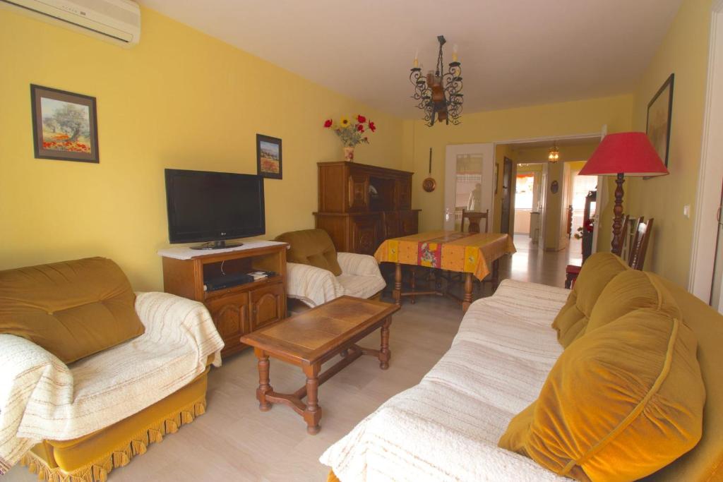 un salon avec des canapés et une télévision à écran plat dans l'établissement Antibes City Center - 4 People - Garage, à Antibes