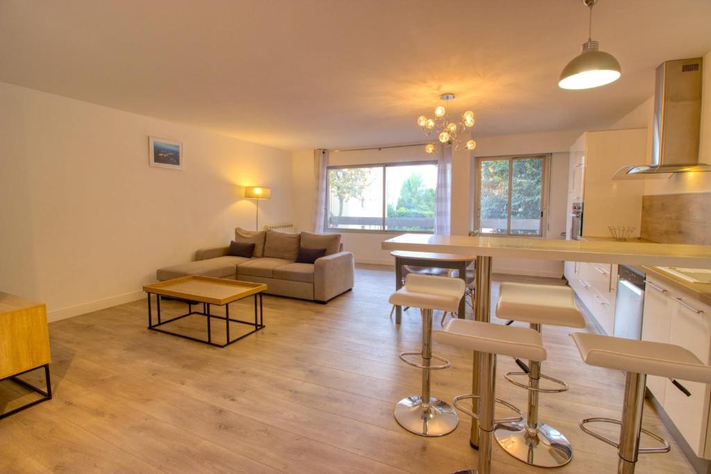 une cuisine et un salon avec une table et un canapé dans l'établissement Juan les Pins City Center - 6 People, à Juan-les-Pins