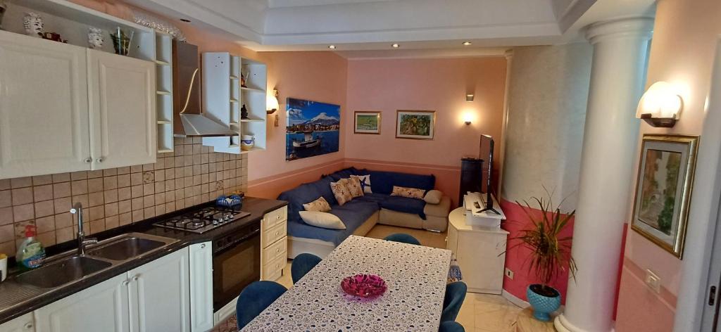 cocina y sala de estar con mesa y sofá en MARENAXOS APaRTMENT, en Giardini Naxos