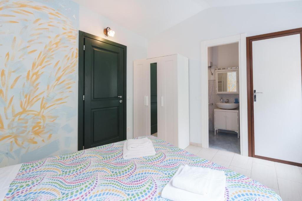 a bedroom with a bed and a bathroom at La Chiocciola in Manarola