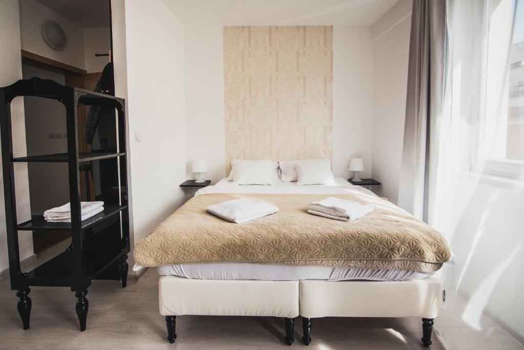 A bed or beds in a room at ZARA LUXURY APARTMENTS The absolute center of Žilina