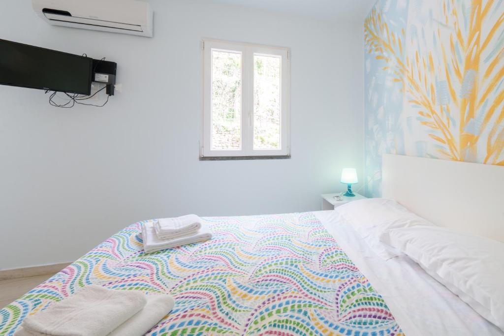 1 dormitorio con 1 cama grande y ventana en La Chiocciola, en Manarola
