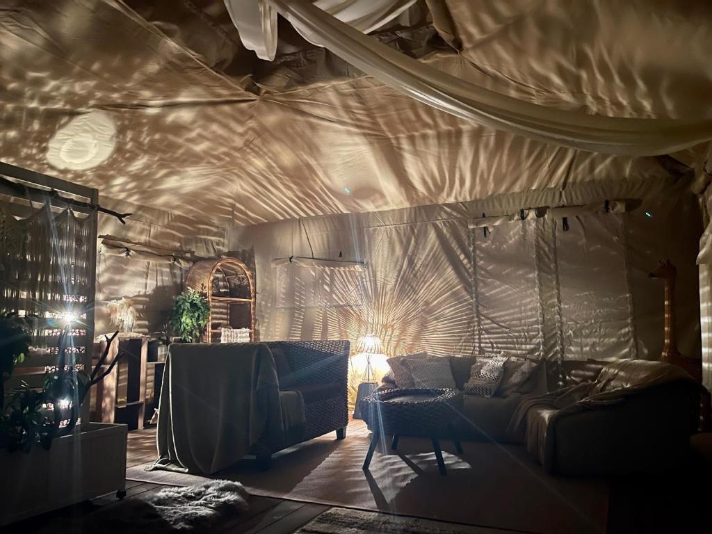 - soggiorno con divano in tenda di Camp inn Kiyosato GRANDEUR - Vacation STAY 42081v a Hokuto