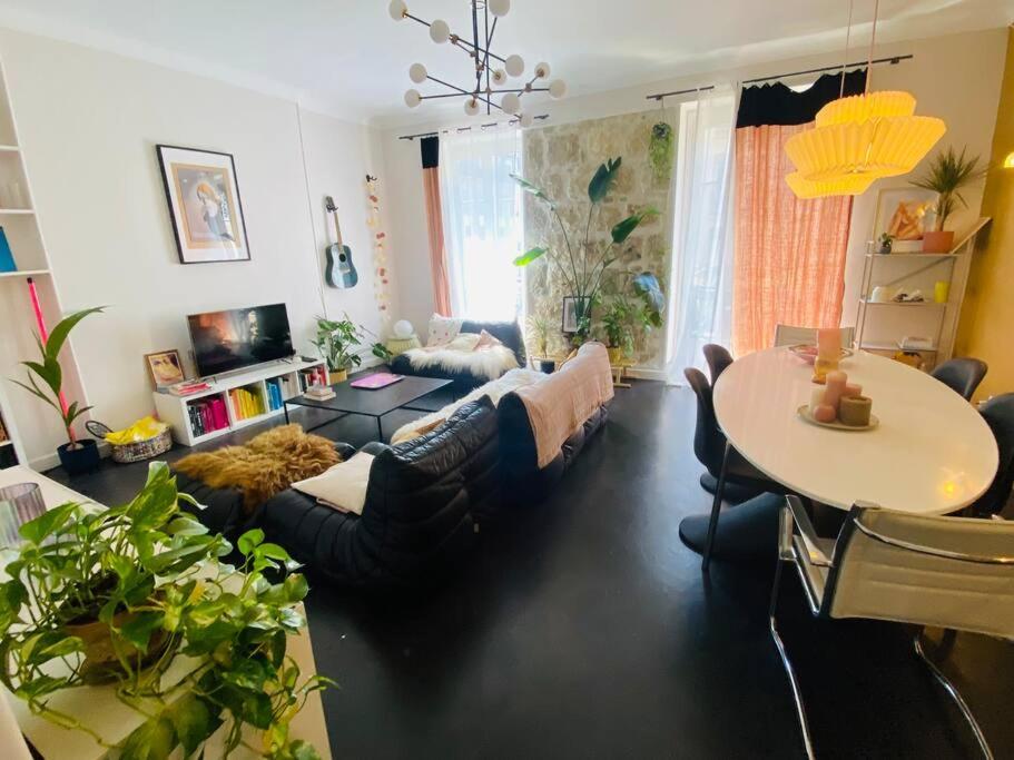 un salon avec un canapé et une table dans l'établissement Spacieux et cosy - Hyper central, à Nice