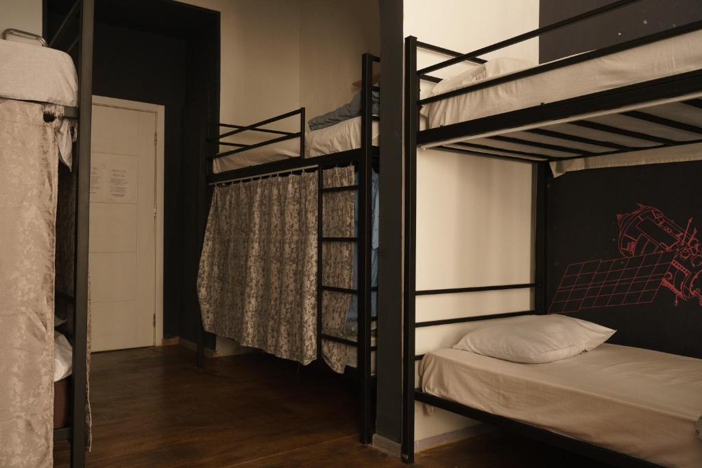 Postel nebo postele na pokoji v ubytování Moosica Hostel