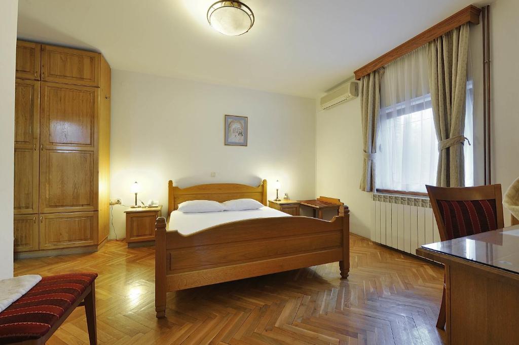 Postel nebo postele na pokoji v ubytování Hotel Sucevic Garni