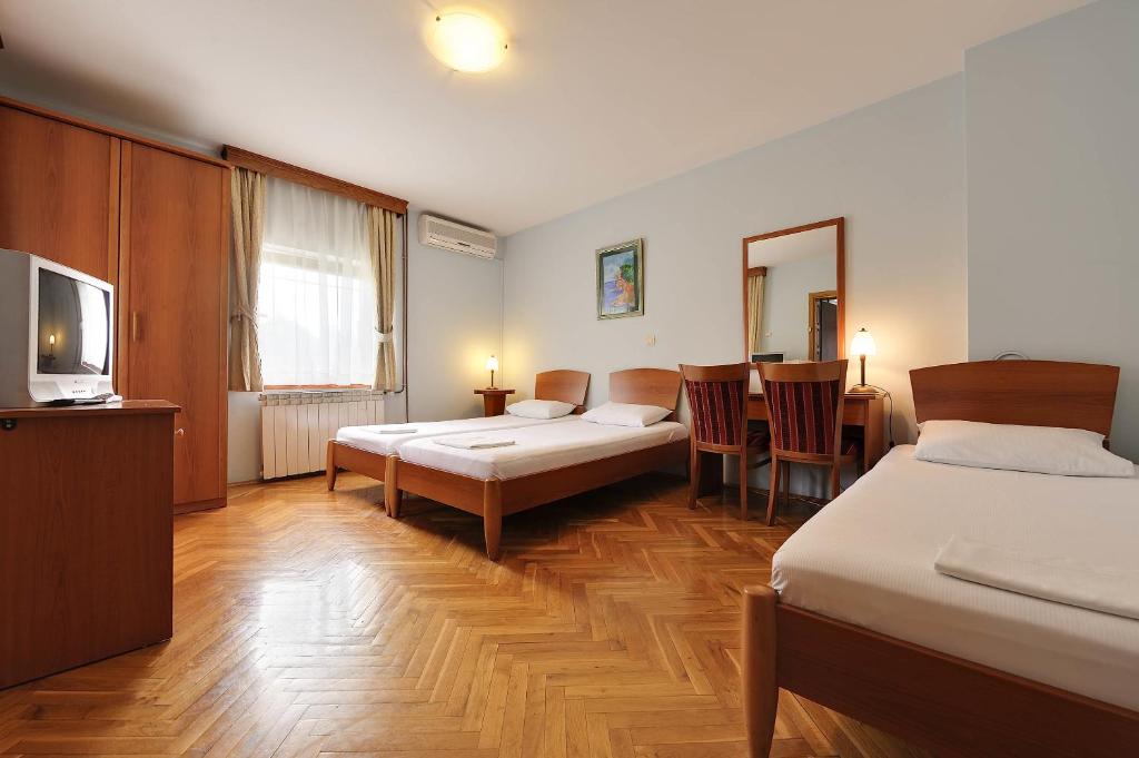 Postel nebo postele na pokoji v ubytování Hotel Sucevic Garni