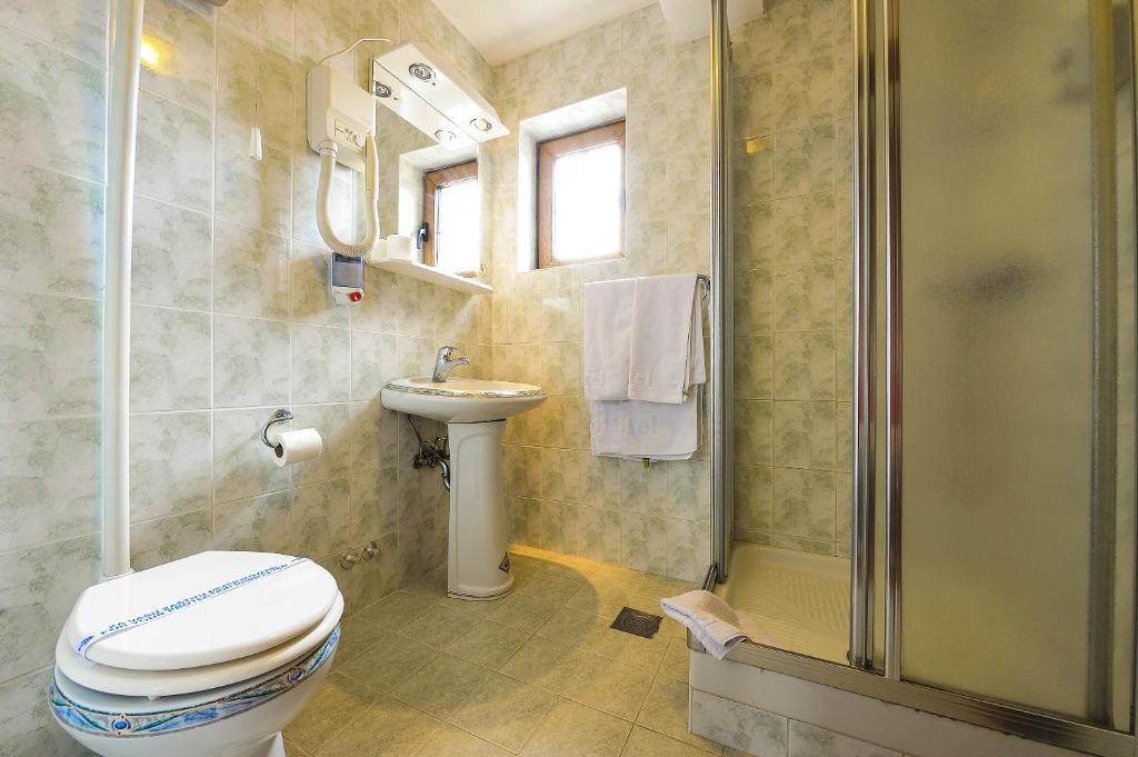 Koupelna v ubytování Hotel Sucevic Garni