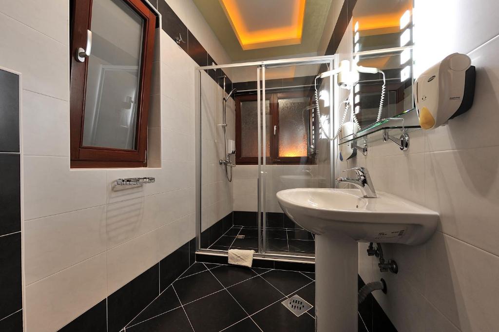 Koupelna v ubytování Hotel Sucevic Garni