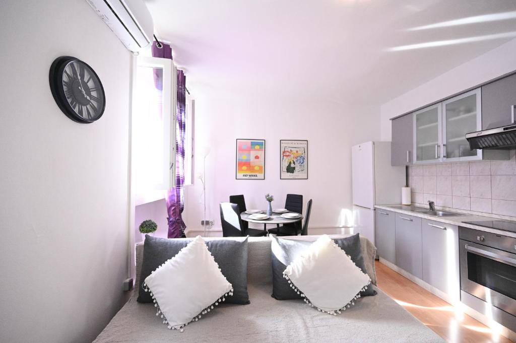 sala de estar con sofá y reloj en la pared en Apartment Mia, en Zadar