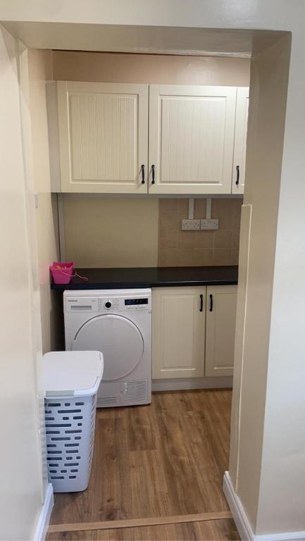 een keuken met een wasmachine en droger in de kamer bij Eileen’s Cottage in Donegal