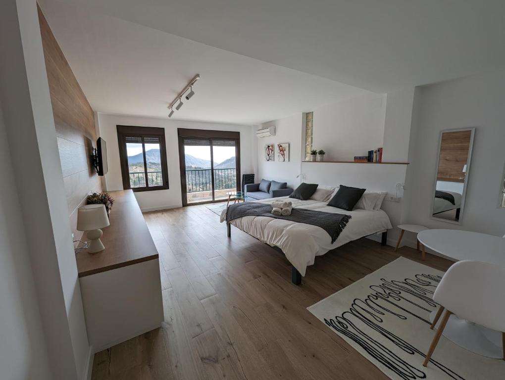 1 dormitorio con 1 cama y sala de estar en Alojamientos Turisticos Isa i Toni, en Sella