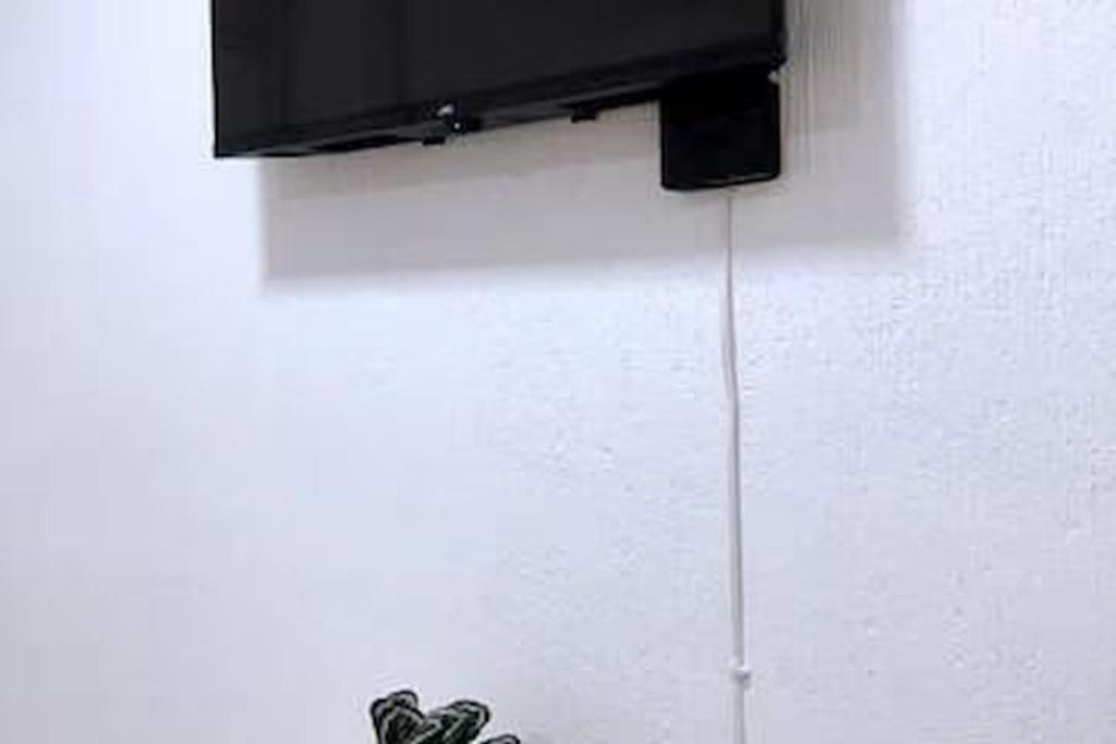 una tv appesa a un muro con un cuore sopra di Casa Colibrí Apartamento 7C a Guatemala