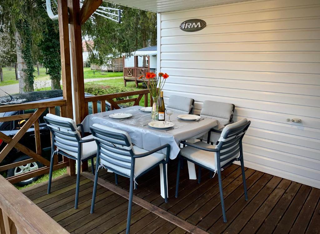 een tafel en stoelen op een terras bij *Air-conditioned* Mobilhome near Europapark in Boofzheim